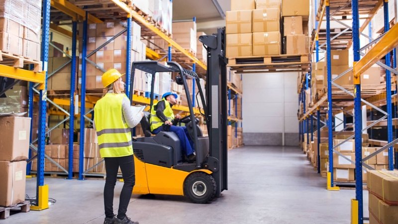 chọn loại pallet cho xe nâng stacker​